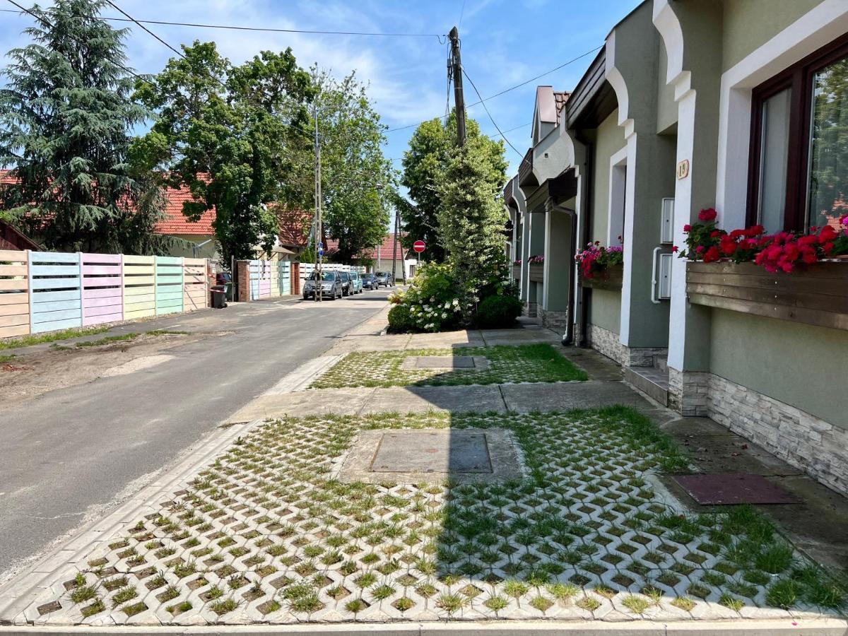 Orosz Apartmanhaz Дьюла Екстер'єр фото
