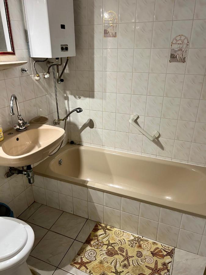Orosz Apartmanhaz Дьюла Екстер'єр фото