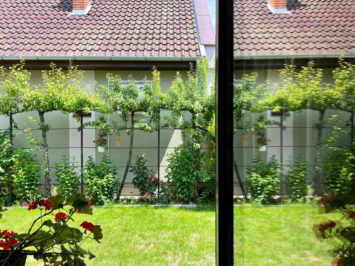 Orosz Apartmanhaz Дьюла Екстер'єр фото