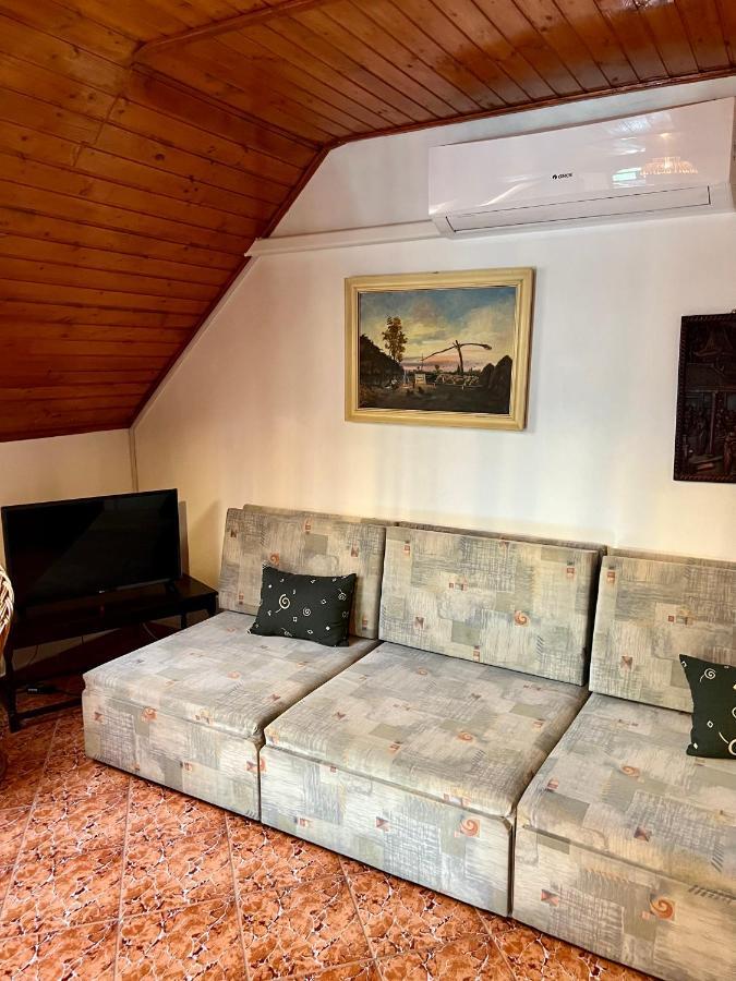 Orosz Apartmanhaz Дьюла Екстер'єр фото